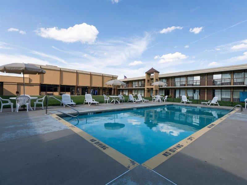 Super 8 By Wyndham Goldsboro Motel Bagian luar foto
