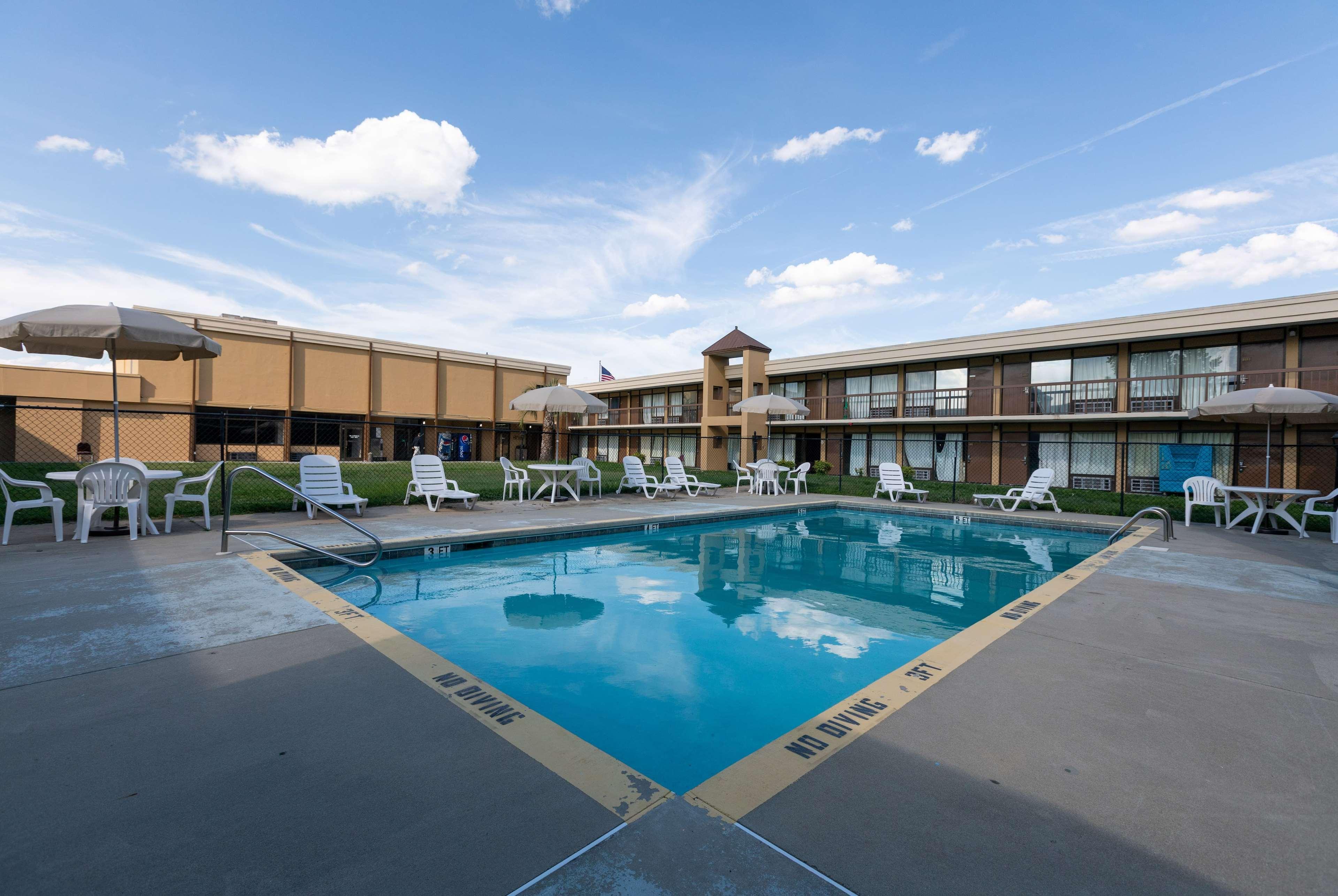 Super 8 By Wyndham Goldsboro Motel Bagian luar foto