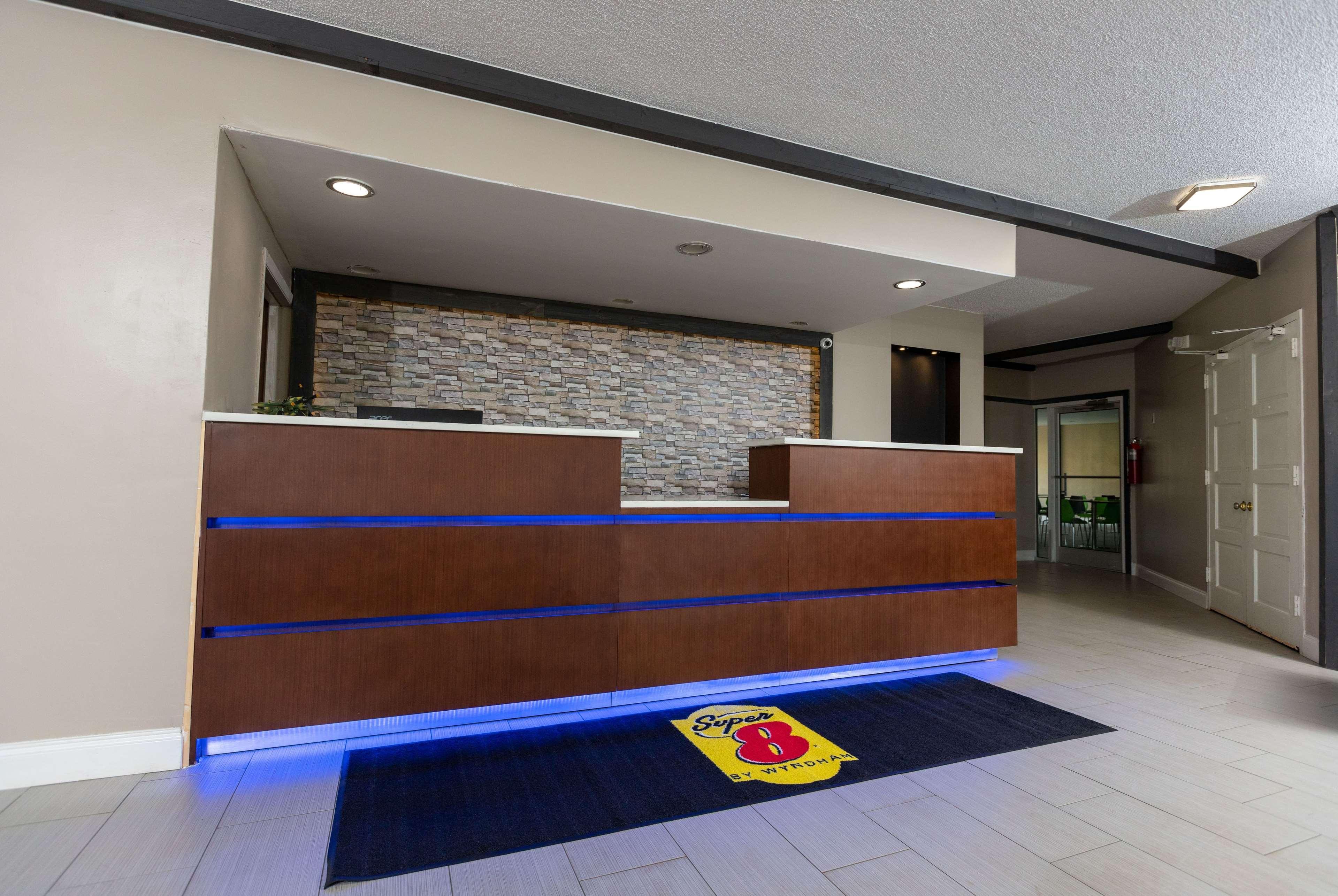 Super 8 By Wyndham Goldsboro Motel Bagian luar foto