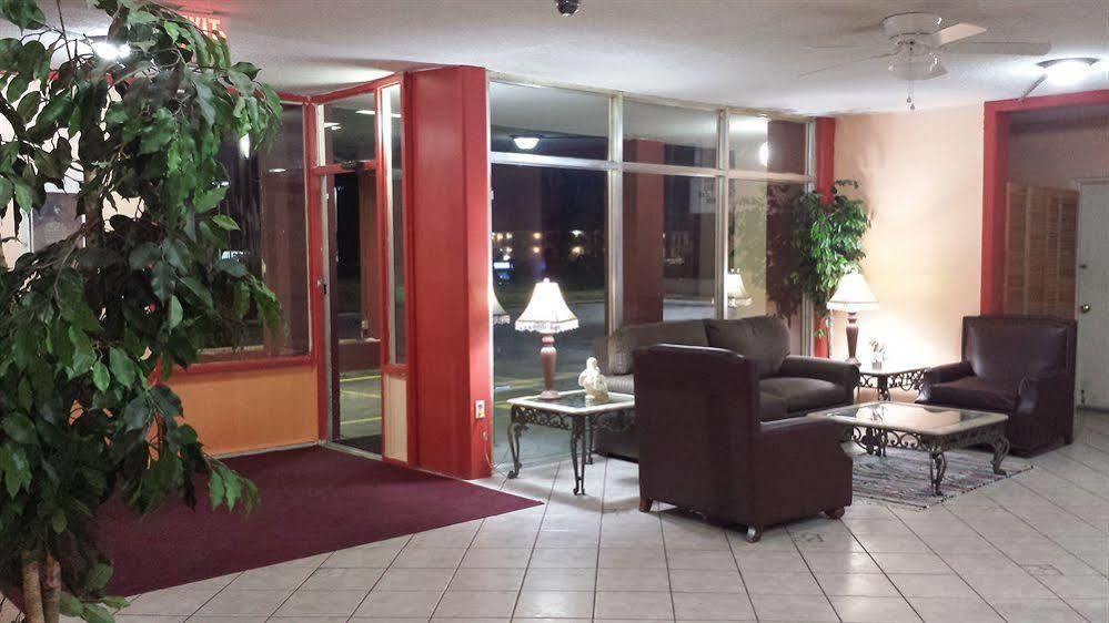 Super 8 By Wyndham Goldsboro Motel Bagian luar foto