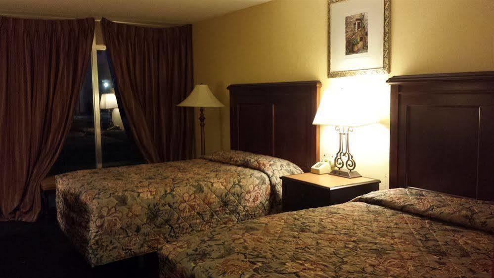 Super 8 By Wyndham Goldsboro Motel Bagian luar foto