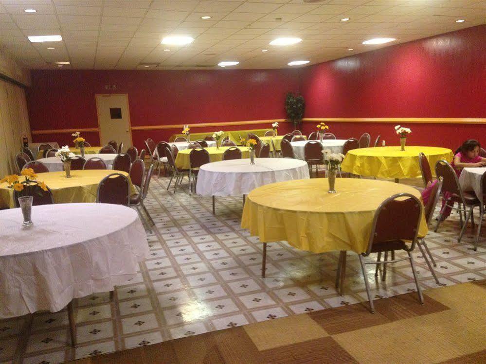 Super 8 By Wyndham Goldsboro Motel Bagian luar foto