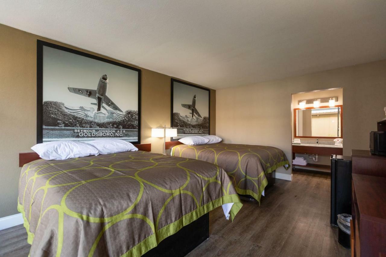 Super 8 By Wyndham Goldsboro Motel Bagian luar foto