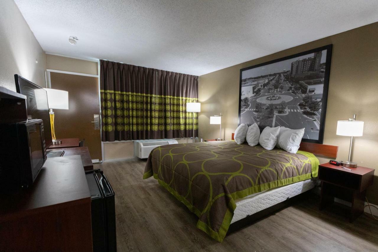Super 8 By Wyndham Goldsboro Motel Bagian luar foto