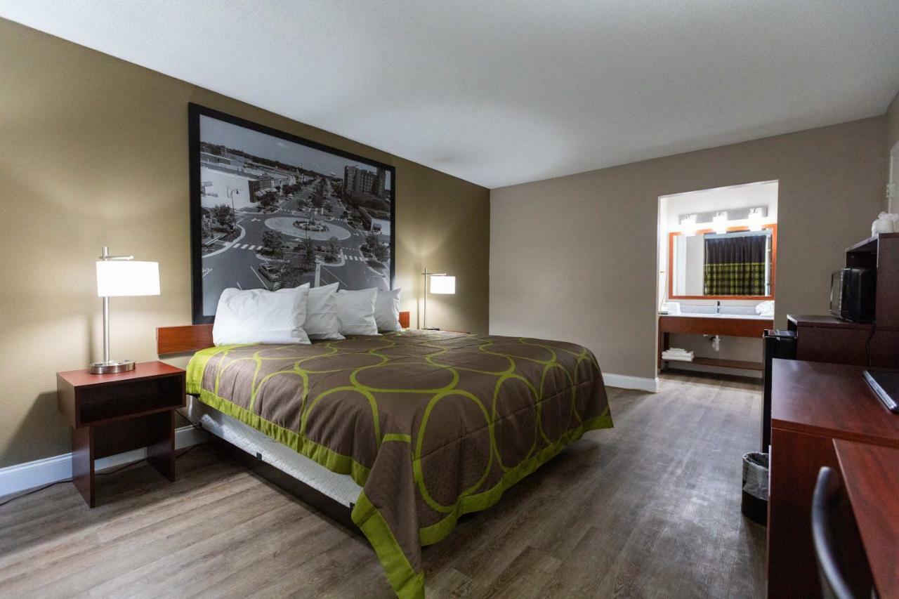Super 8 By Wyndham Goldsboro Motel Bagian luar foto