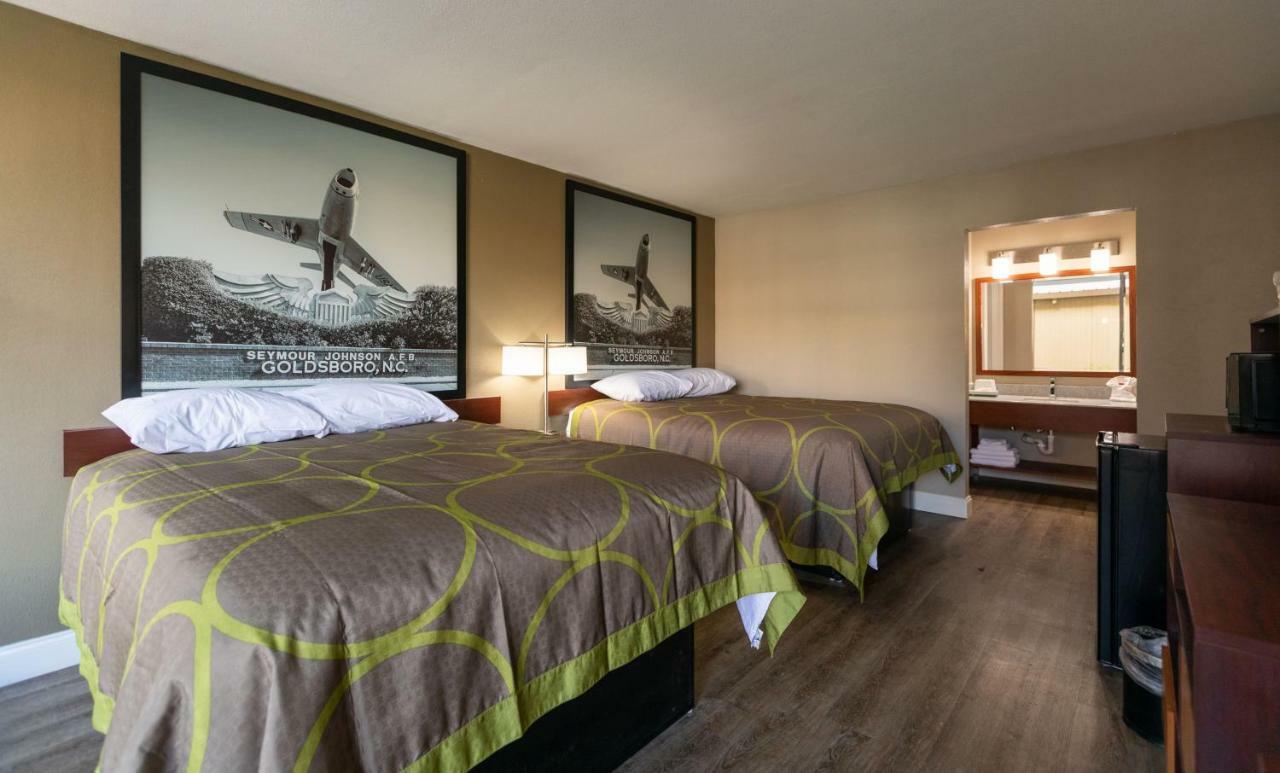 Super 8 By Wyndham Goldsboro Motel Bagian luar foto