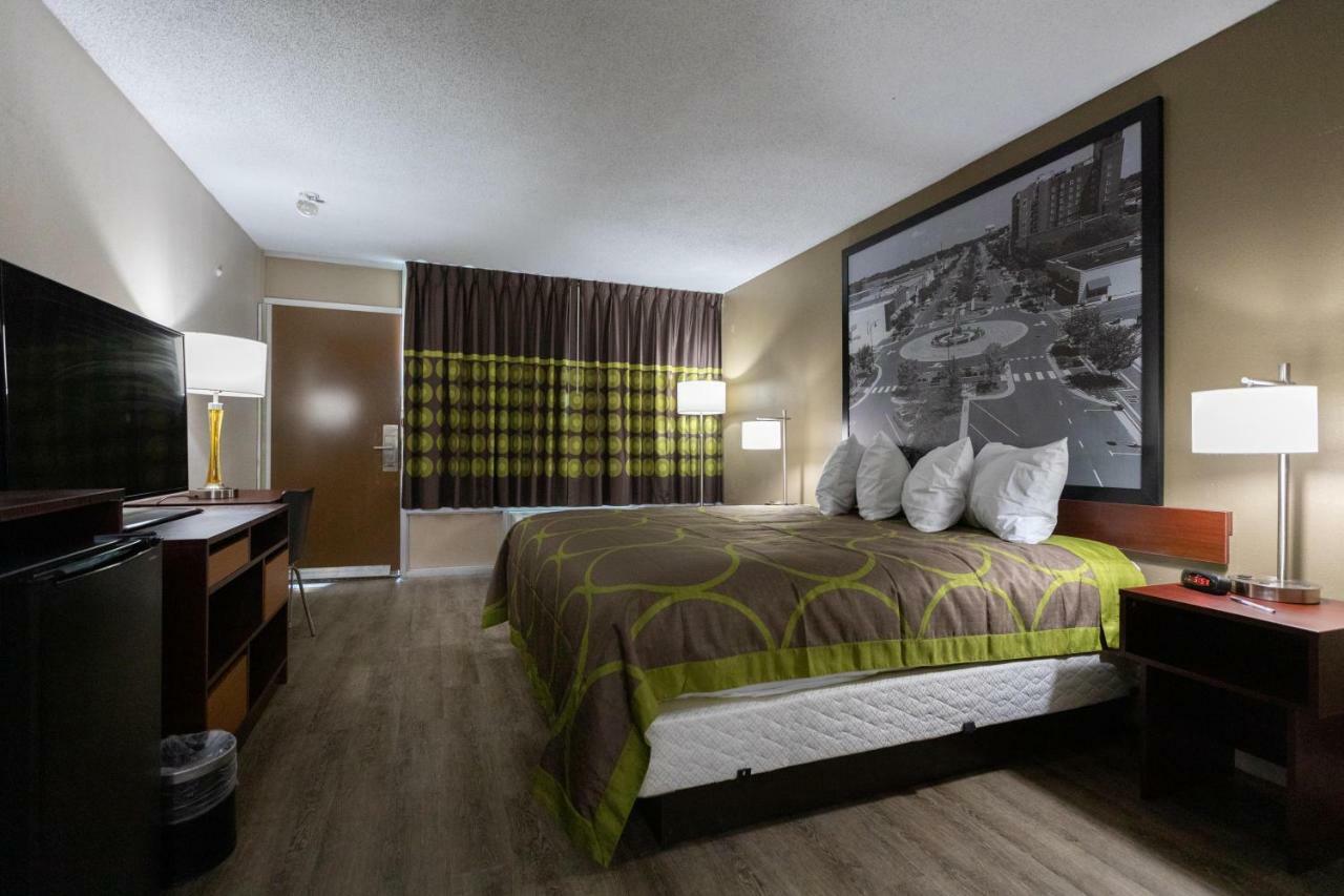 Super 8 By Wyndham Goldsboro Motel Bagian luar foto