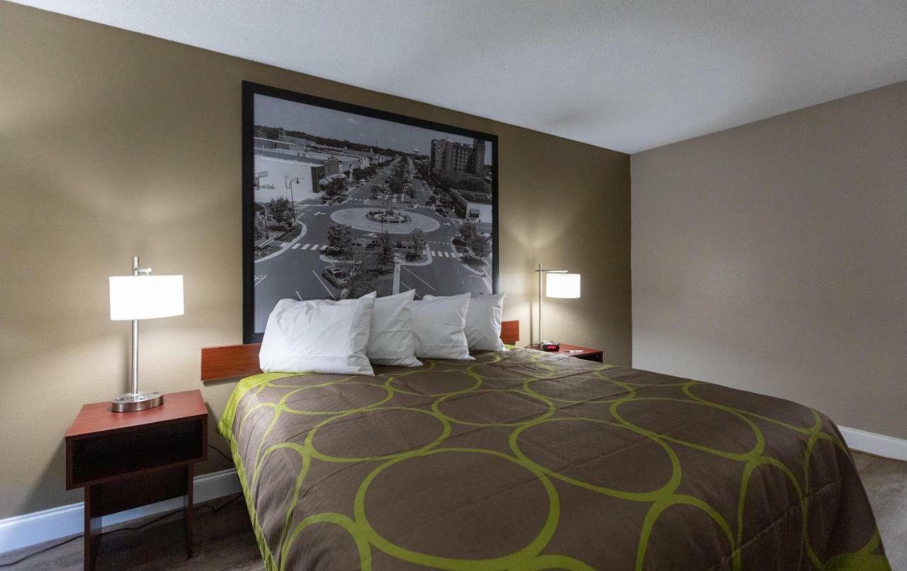 Super 8 By Wyndham Goldsboro Motel Bagian luar foto