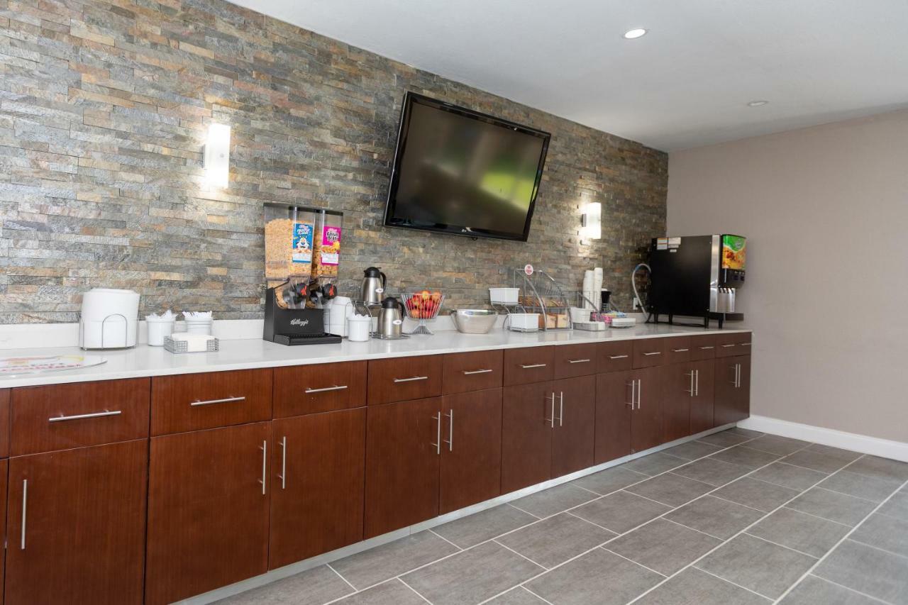 Super 8 By Wyndham Goldsboro Motel Bagian luar foto