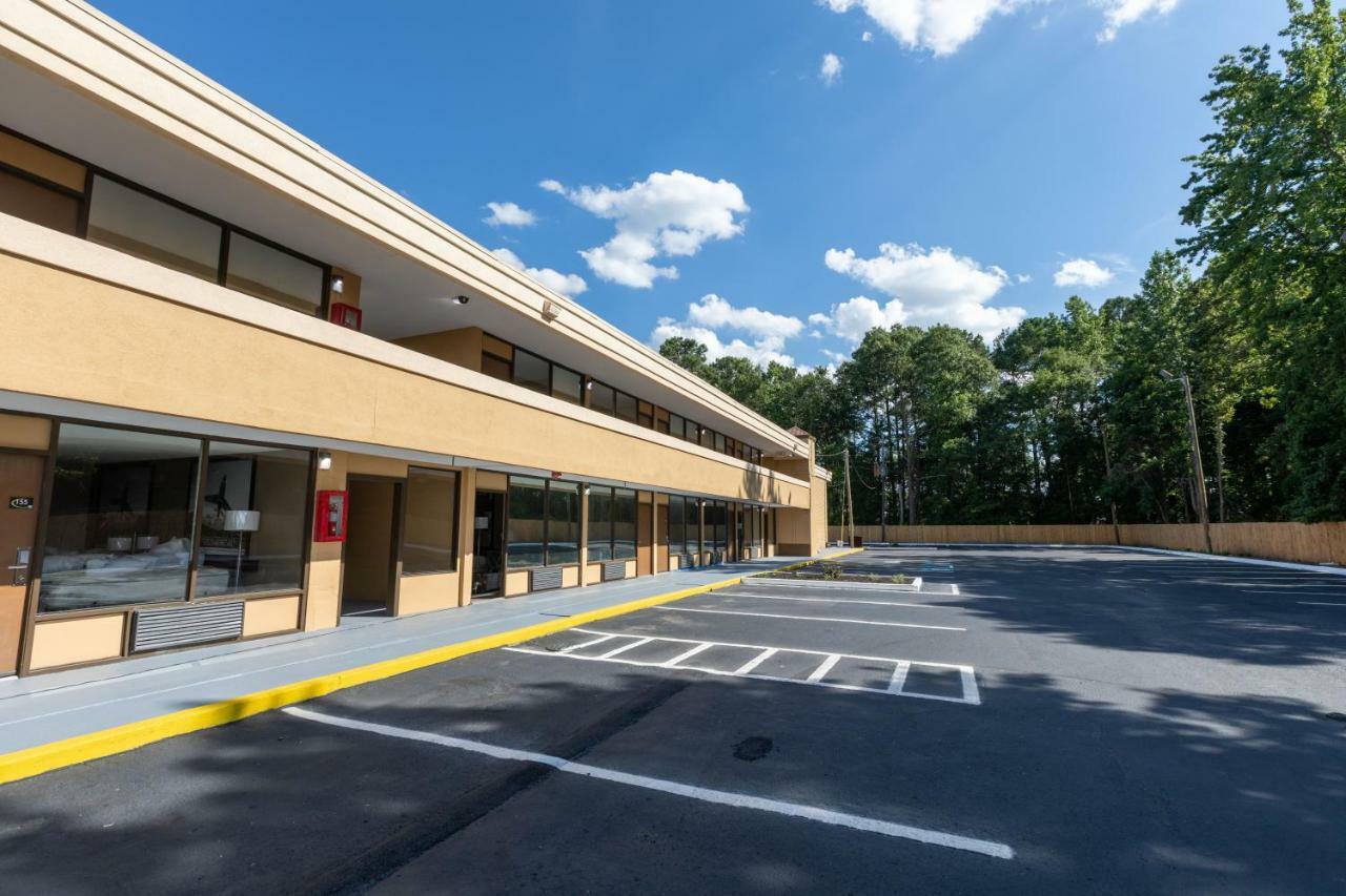 Super 8 By Wyndham Goldsboro Motel Bagian luar foto