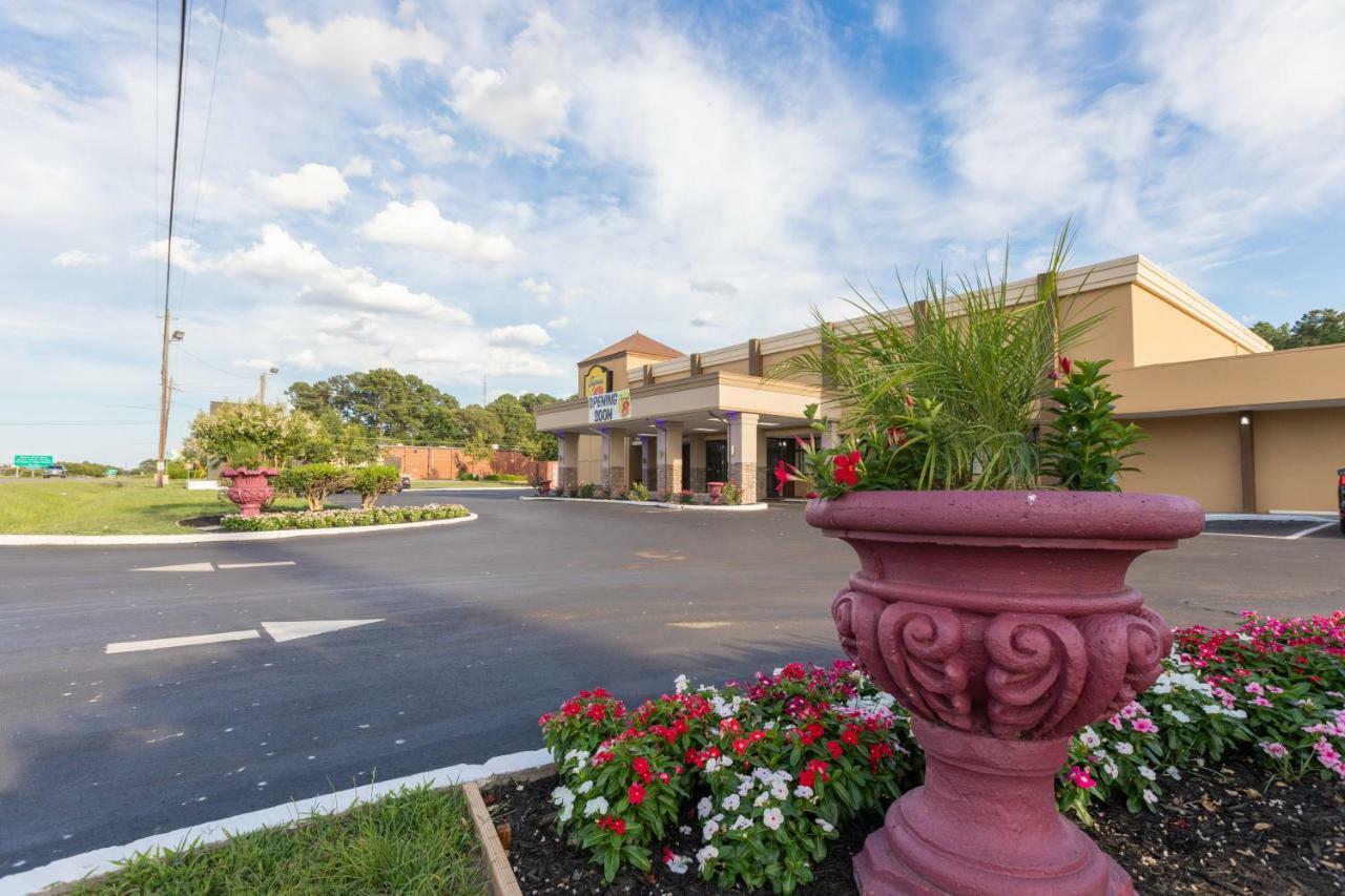 Super 8 By Wyndham Goldsboro Motel Bagian luar foto
