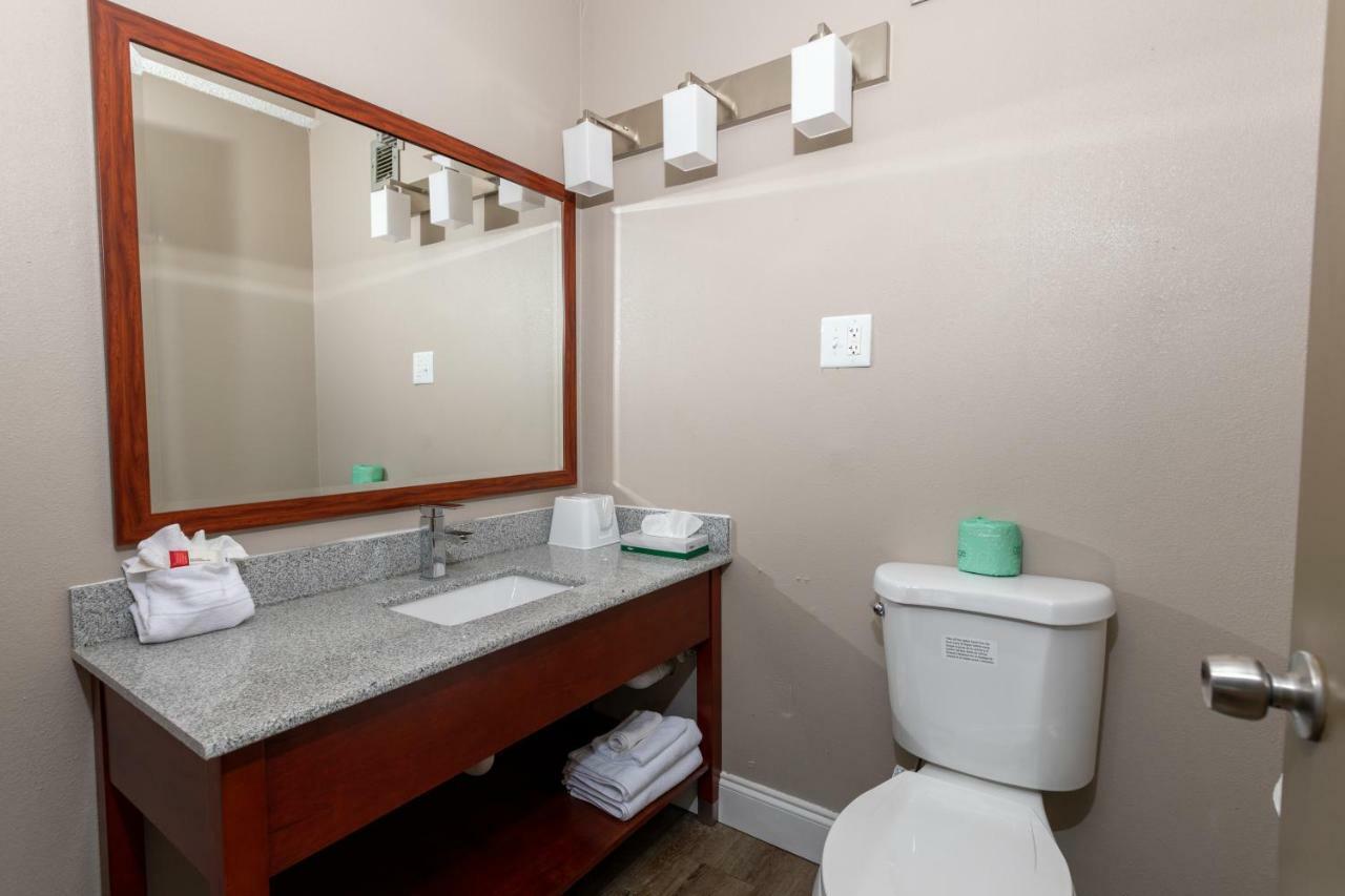 Super 8 By Wyndham Goldsboro Motel Bagian luar foto