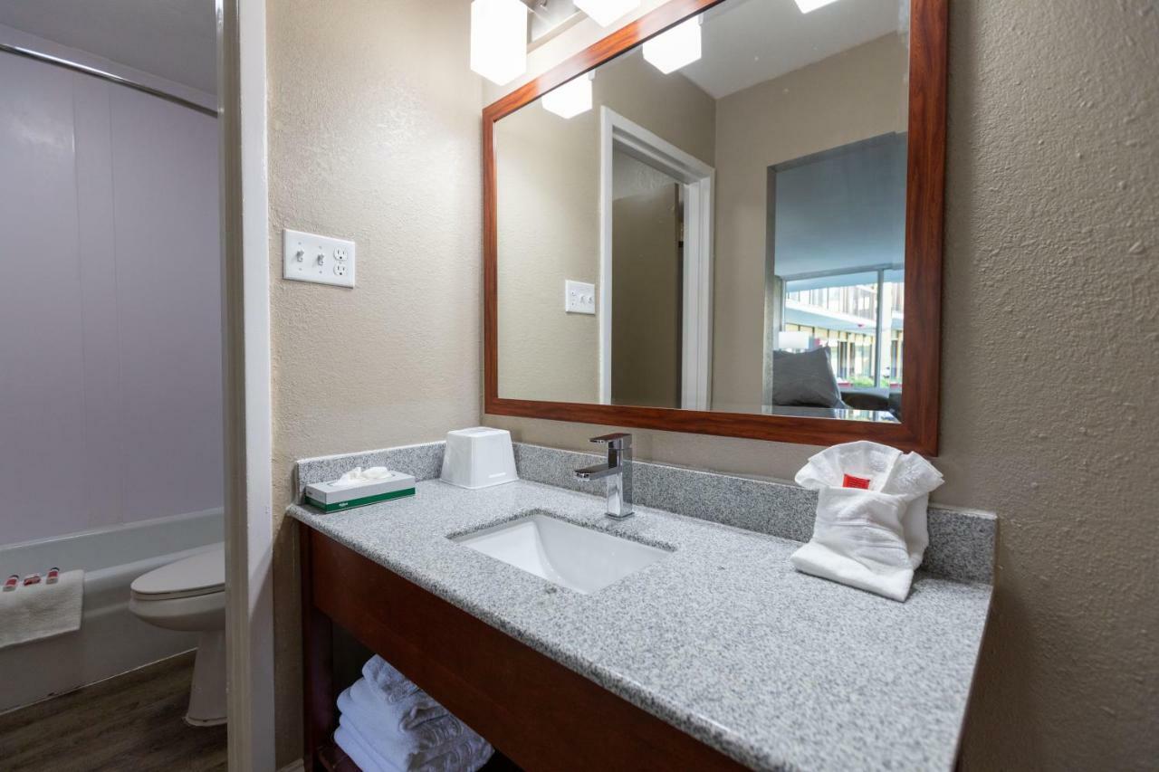 Super 8 By Wyndham Goldsboro Motel Bagian luar foto