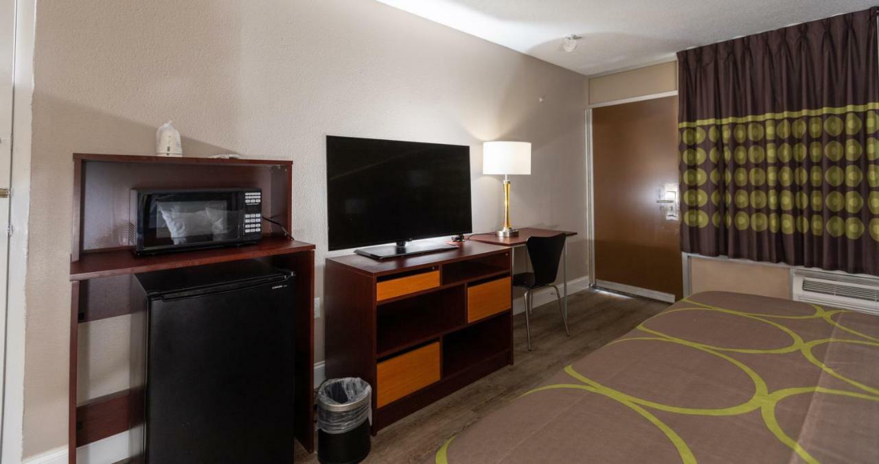 Super 8 By Wyndham Goldsboro Motel Bagian luar foto