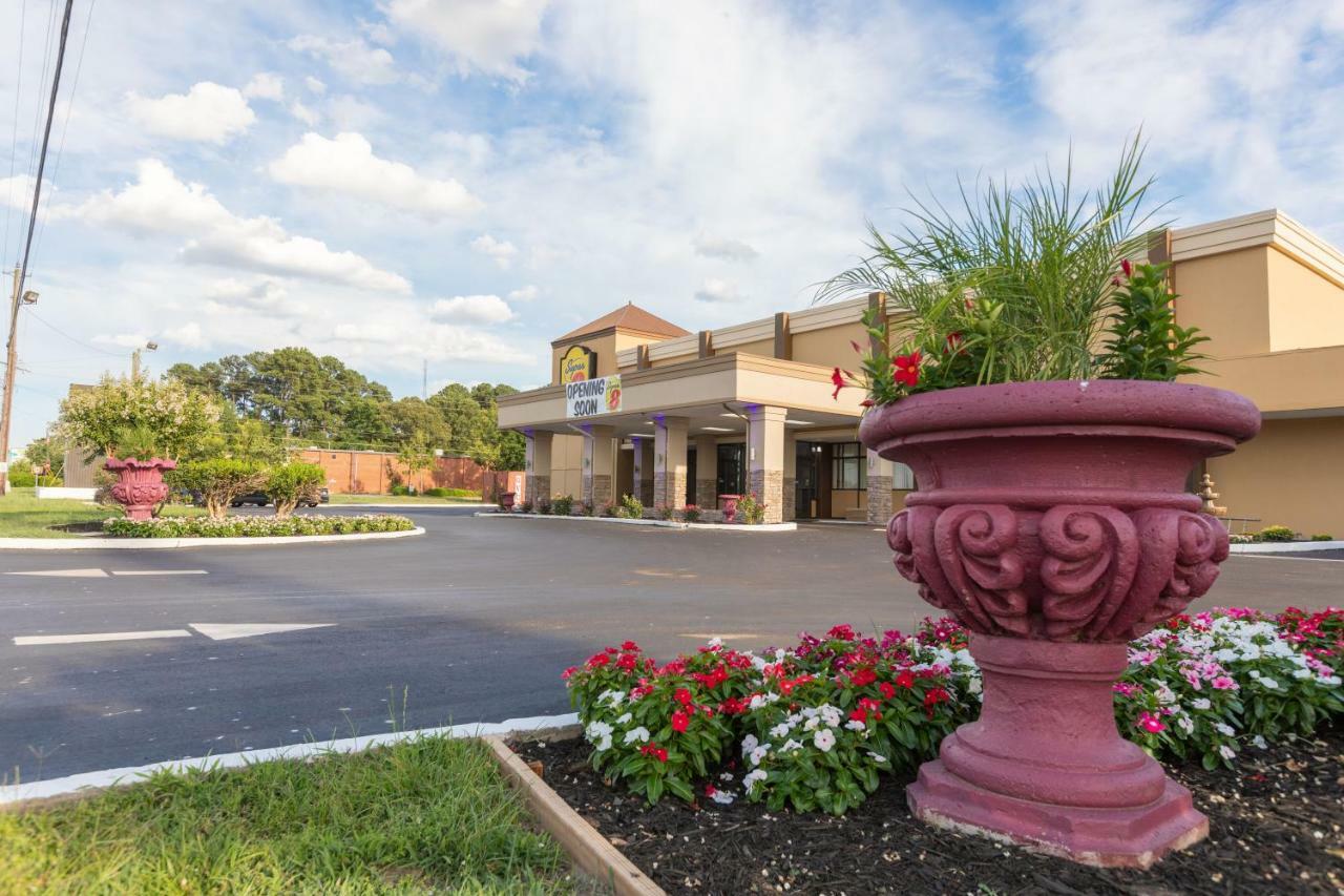 Super 8 By Wyndham Goldsboro Motel Bagian luar foto