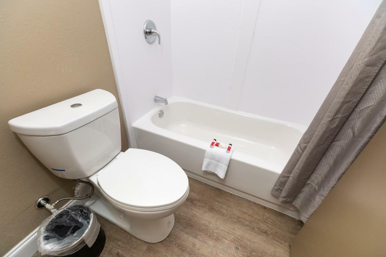Super 8 By Wyndham Goldsboro Motel Bagian luar foto