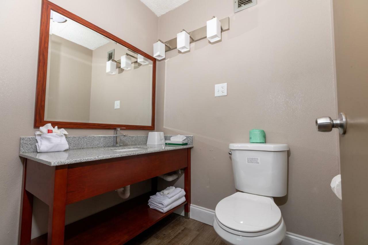 Super 8 By Wyndham Goldsboro Motel Bagian luar foto